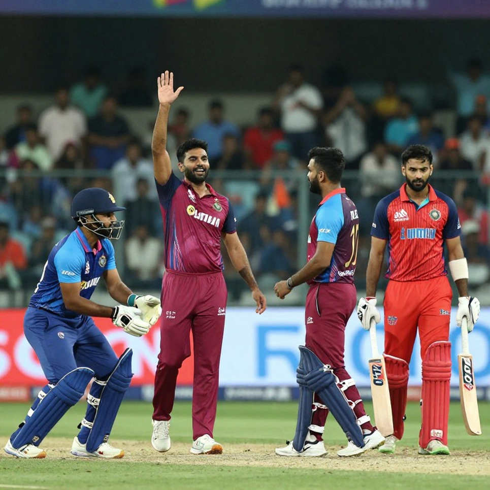 আর্মব্যান্ড নামানোর সন্ধ্যায় যা খাতা বলে না: হারমানপ্রীত কৌরের নেতৃত্ব ত্যাগ ও নারী ক্রিকেটের অসম্পূর্ণ আর্কাইভ